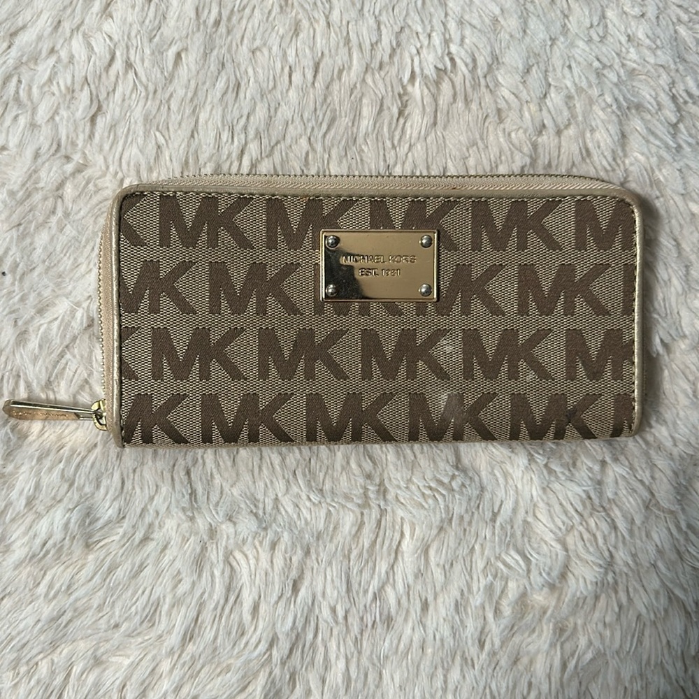 Micheal Kors Wristlet (Authentic)